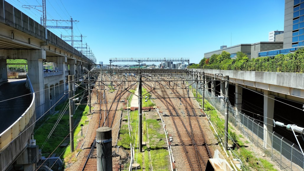 奥に見えるのはJR東日本の新幹線（田端駅）
